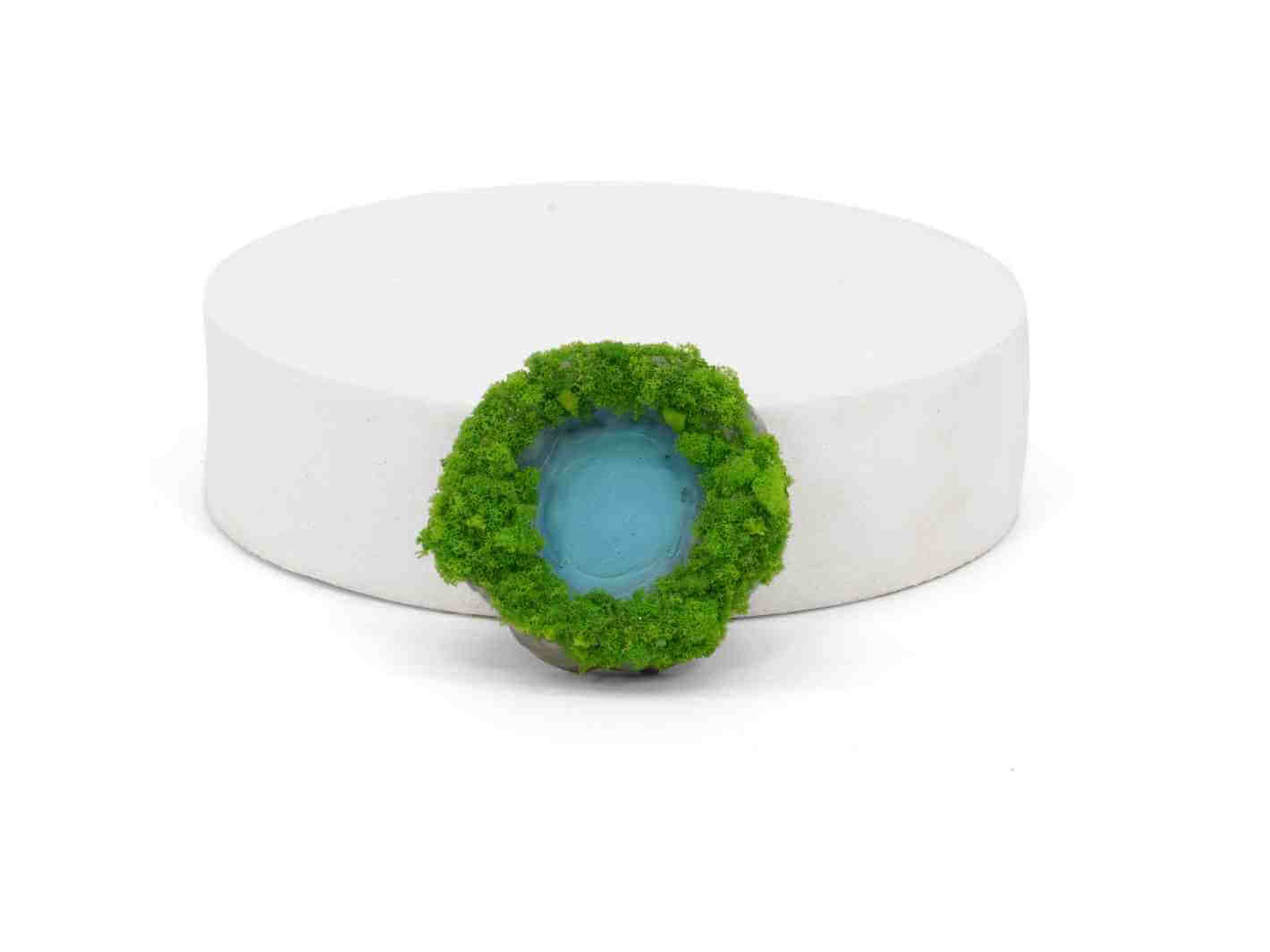 Mini resin pond ornament with blue water effect and mossy edge for terrarium decoration