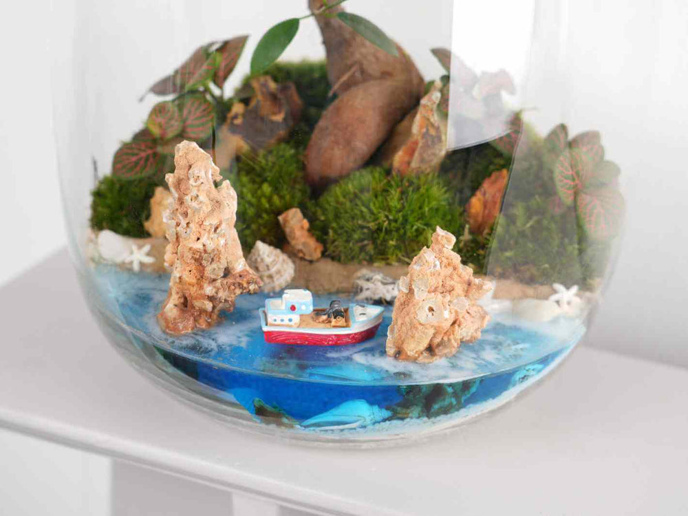 Miniature fishing boat for terrariums, 5 cm x 2 cm x 2 cm, randomly selected design.
