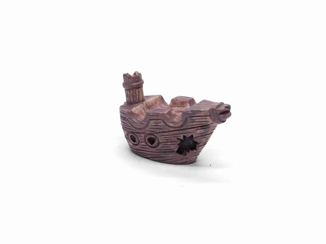 Miniature pirate ship decoration for terrariums, 3 cm x 1 cm x 2.5 cm.