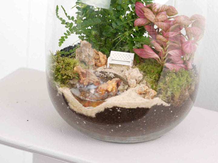 Miniature bench figurine with detailed design, perfect for indoor gardens, fairy gardens, and dioramas.